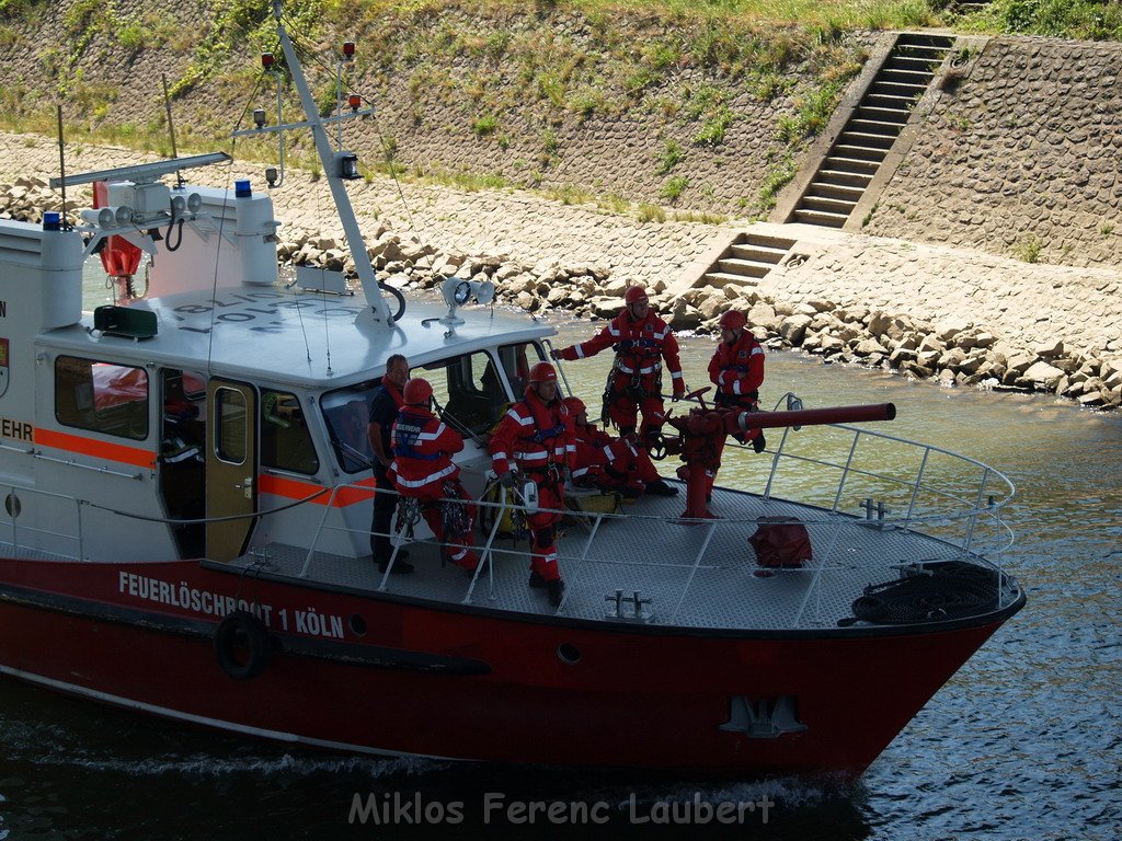 Einsatz Loeschboote Hoehenretter Koeln unter Severinsbruecke P014.JPG